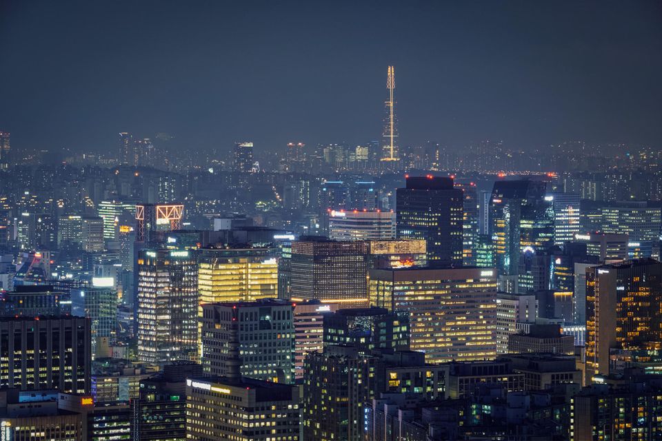 Fast kann als Faustregel gelten: Je schneller eine Volkswirtschaft zur globalen Spitze aufholen will, umso mehr Mega-Skyscraper werden errichtet. Südkorea schmückt seinen rasanten Aufschwung der vergangenen Jahrzehnte mit mittlerweile 276 150-Meter-plus-Wolkenkratzern. In der Hauptstadt Seoul ist zudem mit dem Lotte World Tower (555 Meter) der fünfthöchste Skyscraper der Welt zu finden. Die folgenden drei Plätze entfallen auf die Drillingstürme des Komplexes LCT The Sharp in der Hafenmetropole Busan.