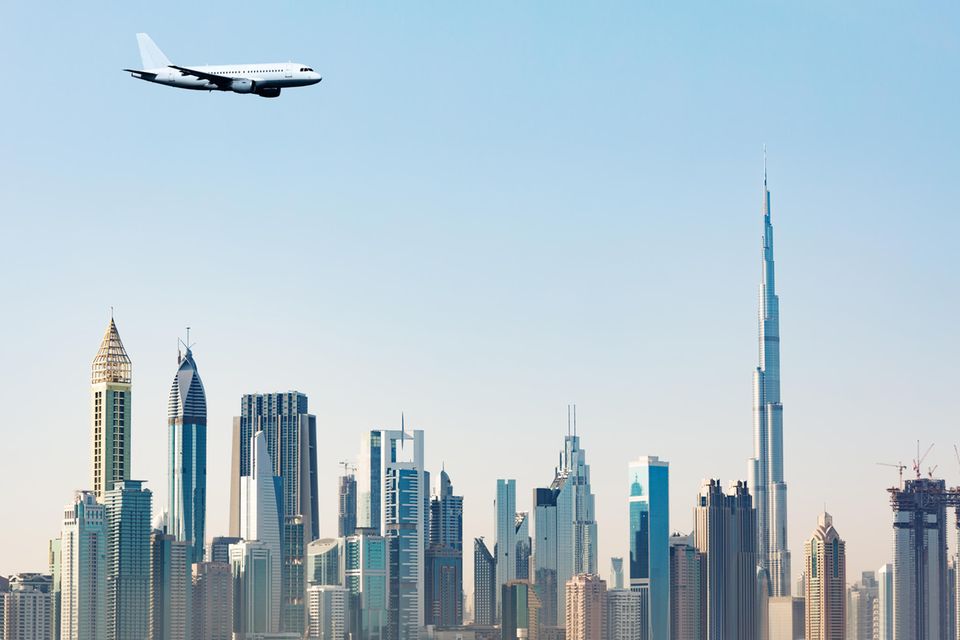 Das höchste Gebäude der Welt ist seit 2010 in Dubai zu finden. Der Burj Khalifa misst vom Boden bis zur architektonischen Spitze rund 828 Meter. Bewohnbar ist der Mega-Skyscraper allerdings laut dem Ranking „nur“ bis zu einer Höhe von 585 Metern. 32 der 316 Wolkenkratzer der Vereinigten Arabischen Emirate in der Datenbank fallen in die Kategorie „300 Meter plus“. Allerdings entstanden alle Vertreter der Top 10 bereits zwischen 2007 und 2018 – mit einer Ausnahme. Der Ciel Tower soll mit 366 Metern bei der für 2023 geplanten Eröffnung die neue Nummer acht des Landes werden.