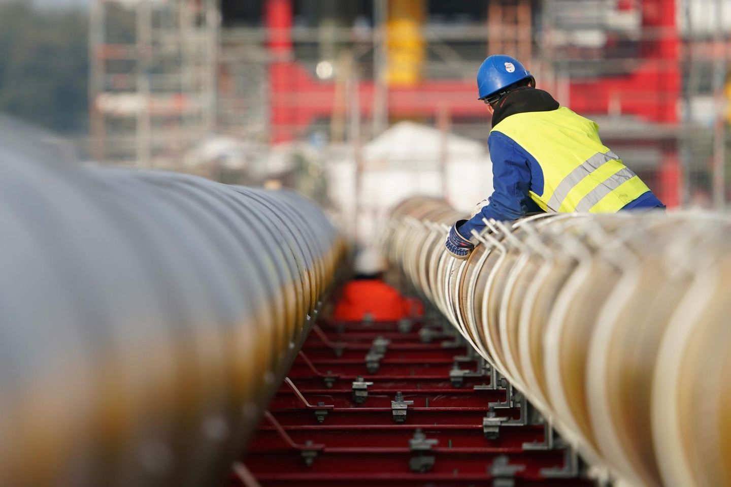 Arbeiter bauen Gas-Pipelines für den geplanten LNG-Flüssiggas-Schwimmterminal zusammen