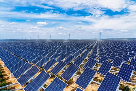 Blick auf einen Photovoltaik-Kraftwerk im Nordwesten Chinas