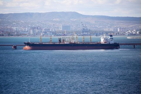 Ein russischer Öltanker liegt vor Novorossiysk