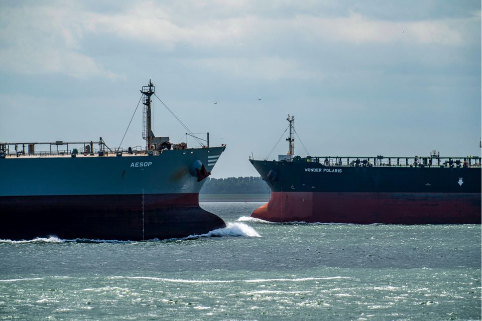 Zwei Öltanker kreuzen in der niederländischen Nordsee