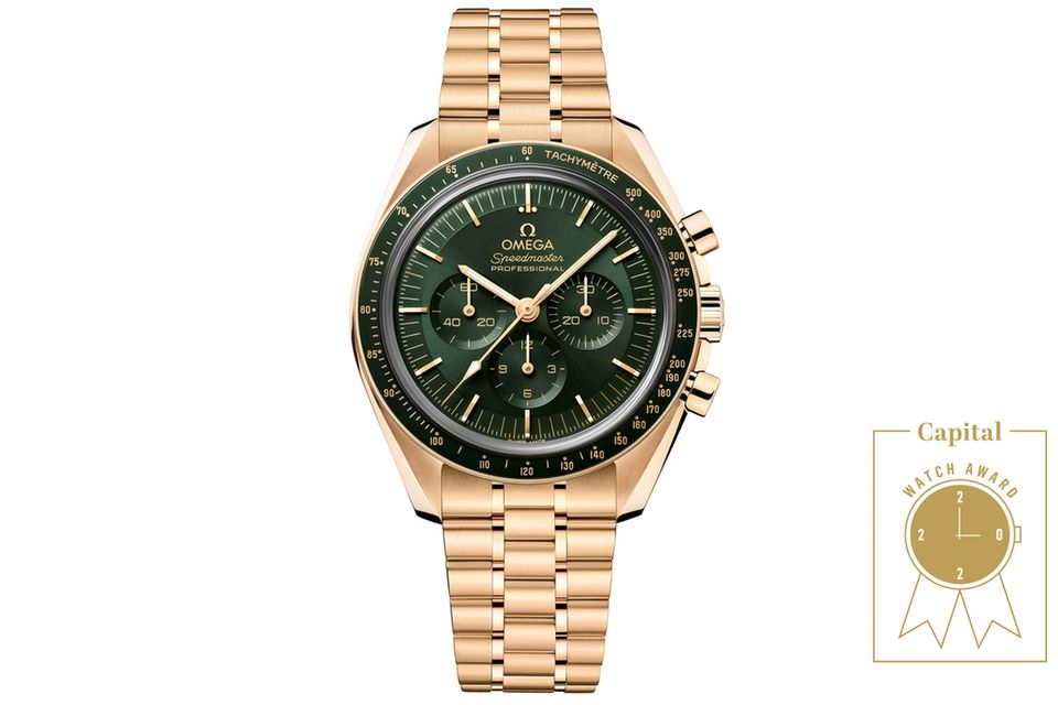 Speedmaster Moonwatch Professional Chronograph Moonshine™-Gold  WAS DIESE UHR BESONDERS AUSZEICHNET: Ehre, wem Ehre gebührt, dachte man sich vermutlich in Biel und setzte der Tatsache, dass Omega-Uhren bei allen sechs Mondlandungen dabei waren, ein güldenes Denkmal fürs Handgelenk. Als Basis dient die vierte Generation der Speedmaster-Reihe, die sich hier mit den exklusiven Legierungen Moonshine-Gold und Ceragold schmücken darf. Frisch: das grün mit PVD beschichtete Zifferblatt und die farblich passende Keramiklünette.   BASISDATEN (AUSZUG): Kaliber 3861 (Werk), 18 Karat „Moonshine“-Gold, deutlich blasserer Farbton als traditionelles Gelbgold (Gehäuse), grünes „abgestuftes“ PVD-Zifferblatt, 42 mm Durchmesser, wasserdicht bis 50 m, 50 Stunden Gangreserve.   PREIS: 41.800 Euro. 