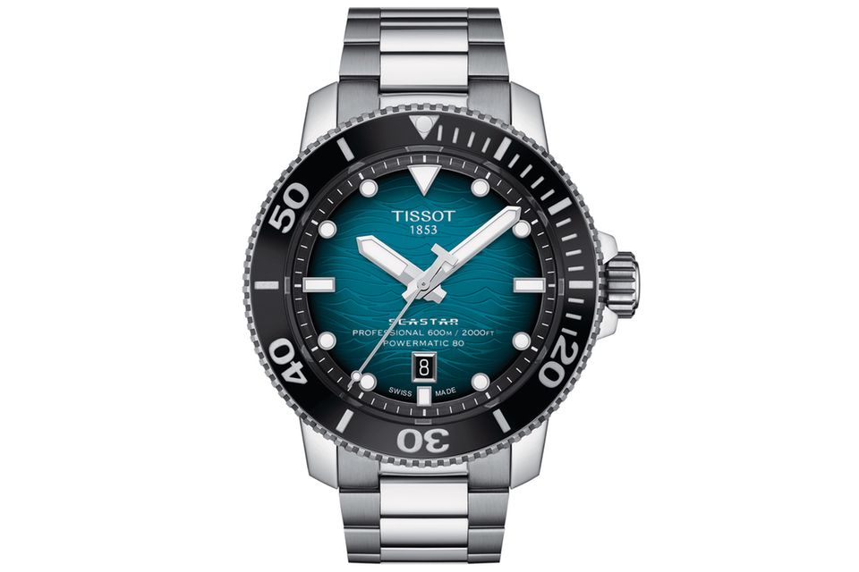 Seastar 2000 Professional Powermatic 80  WAS DIESE UHR BESONDERS AUSZEICHNET: Dank des Heliumventils, der einseitig drehbaren Lünette mit Keramik-Inlay und der verschraubten Krone wurde das Model nach der Norm ISO 6425 als Taucheruhr zertifiziert. Das Werk besitzt eine patentierte Nivachron-Spirale für hohe Magnetfeld-Resistenz.  BASISDATEN (AUSZUG): Kaliber Powermatic 80.111 (Werk), Edelstahl (Gehäuse), Zifferblatt mit Wellenmotiv und SuperLumiNova-Beschichtung auf Zeigern und Indizes, die im Dunkeln grünlich leuchtet, 46 mm Durchmesser, wasserdicht bis 600 m, 80 Stunden Gangreserve.   PREIS: 1.145 Euro. 