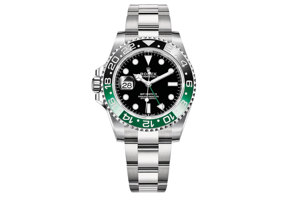 GMT-Master II  WAS DIESE UHR BESONDERS AUSZEICHNET: Für das neue Werk mit effizienter Chronergy-Hemmung und COSC-Zertifikat wurden zehn Patente angemeldet. Aufzugskrone und Kronenschutz liegen bei dieser Neuinterpretation links, das Lupen-Datum auf 9 Uhr. Die neue grün-schwarze Lünette aus Keramik nennen Fans übrigens „Green Lantern“, „Sprite“ oder „Destro“ (für „rechts“ auf Italienisch).  BASISDATEN (AUSZUG): Kaliber 3285 (Werk), Edelstahl „Oystersteel“ (Gehäuse), Zifferblatt in Schwarz und eine zweifarbige Cerachrom-Zahlenscheibe in grüner und schwarzer Keramik, 40 mm Durchmesser, wasserdicht bis 100 m, 70 Stunden Gangreserve.   PREIS: 10.300 Euro. 