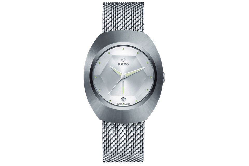 DiaStar Original 60-Year Anniversary Edition  WAS DIESE UHR BESONDERS AUSZEICHNET: Die DiaStar war 1962 die erste kratzfeste Uhr auf dem Markt und mit ihre hexagonalen Facetten ist sie seither ein unverwechselbarer Blickfang. Jetzt interpretierte der Schweizer Designer Alfredo Häberli den Klassiker neu, u. a. mit einer breiten Lünette aus strahlenförmig gebürstetem Ceramos und einem monochromen Look.  BASISDATEN (AUSZUG): Kaliber R764 auf Eta-Basis (Werk), Keramik und Edelstahl (Gehäuse), graues Zifferblatt, 38 mm Durchmesser, wasserdicht bis 100 m, 80 Stunden Gangreserve.   PREIS: 2.050 Euro. 