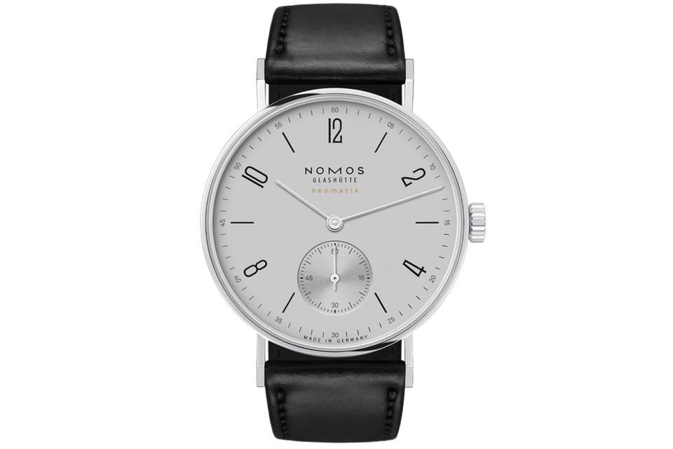 Tangente Neomatik 39 Platingrau  WAS DIESE UHR BESONDERS AUSZEICHNET: Dank der geringen Werkshöhe von gerade einmal 3,2 Millimetern konnte das Gehäuse recht flach ausfallen, das bewährte Swing-System der Marke unterstützt die Genauigkeit. Schön: die rhodinierten Zeiger auf dem mattgrau perliertem Zifferblatt. Das Armband ist aus edlem Pferdeleder der Manufaktur Horween aus Chicago.  BASISDATEN (AUSZUG): Kaliber DUW 3001 (Werk), Edelstahl (Gehäuse), platingraues Zifferblatt, 38,5 mm Durchmesser, wasserdicht bis 50 m, 43 Stunden Gangreserve.   PREIS: 2.580 Euro. 