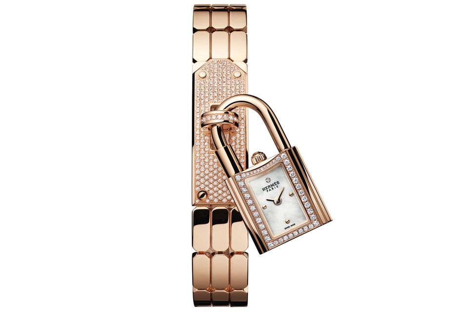 Kelly (2022er Version)  WAS DIESE UHR BESONDERS AUSZEICHNET: Ihr Debüt gab diese Uhr im Jahr 1975 und weiterhin kann sie am Armband aus Edelmetall ebenso getragen werden wie als Kettenanhänger. Das Design des Vorhängeschlosses nimmt Bezug auf die legendäre „Kelly“-Handtasche, die Robert Dumas in den 1930er Jahren entwarf.  BASISDATEN (AUSZUG): Quarz (Werk), Roségold, besetzt mit 43 Diamanten (≈ 0,196 ct) (Gehäuse), Zifferblatt aus weißem Perlmutt, besetzt mit 1 Diamant (≈ 0,001 ct), Maße: k. A., Armband aus Roségold, besetzt mit 221 Diamanten (≈ 0,84 ct), wasserdicht bis 30 m.   PREIS: 38.000 Euro.
