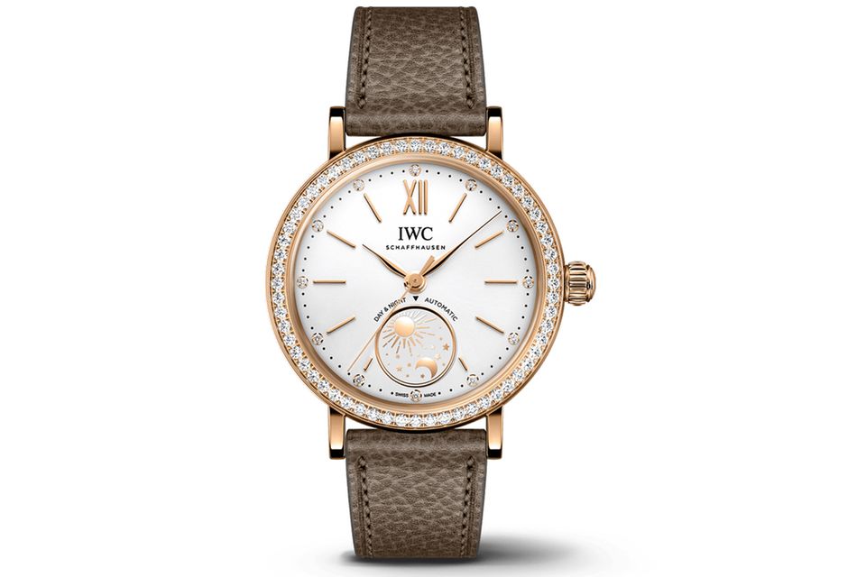 Portofino Automatic Day & Night 34  WAS DIESE UHR BESONDERS AUSZEICHNET: Auf ein Maximum an Stil reduziert, so lautet salopp gesagt die Mission bei jeder „Portofino“-Uhr aus Schaffhausen, seit dem Launch der Kollektion vor 38 Jahren. Selbst dieses verzierte Modell wirkt nicht überladen und das Schnellwechselsystem erlaubt den einfachen Tausch des Armbandes.  BASISDATEN (AUSZUG): Kaliber 35180 (Werk), 18 Karat Rotgold (Gehäuse), argentéfarbenes Zifferblatt mit vergoldeten Zeigern und Tag/Nacht-Anzeige, 34 mm Durchmesser, wasserdicht bis 50 m, 50 Stunden Gangreserve.   PREIS: 20.800 Euro. 