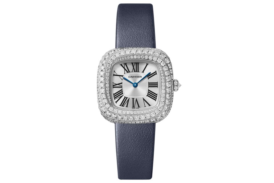 Coussin de Cartier, mittleres Modell  WAS DIESE UHR BESONDERS AUSZEICHNET: Diese edle Uhr wirkt wie ein kleines Sofakissen. Der Diamantbesatz verläuft spiralförmig auf dem Gehäuse und der Steinschliff folgt dieser Bogenform graduell. Eine raffinierte Befestigung ohne die üblichen Stifte sorgt für ungestörtes Funkeln.   BASISDATEN (AUSZUG): Quarzwerk (Werk), 750er Weißgold, mit 177 Diamanten im Brillantschliff von insgesamt 4,09 Karat (Gehäuse), silberfarbenes Zifferblatt mit Sonnenschliff, schwertförmige Zeiger aus gebläutem Stahl, Maße: 30,4 x 31,1 mm, wasserdicht bis 30 m.   PREIS: 33.400 Euro. 