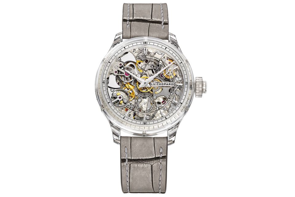 L.U.C Full Strike Sapphire  WAS DIESE UHR BESONDERS AUSZEICHNET: Das gesamte Gehäuse dieses Modells zum 25. Jubiläum der „L.U.C.“-Kollektion besteht aus Saphirblöcken, inklusive der Klangfedern für die Minutenrepetition. Als erste nichtmetallische Uhr erhielt die „Full Strike“ zudem das begehrte Genfer Siegel. BASISDATEN (AUSZUG): Kaliber L.U.C 08.01-L2 (Werk), Saphirglas (Gehäuse), Zifferblatt aus Saphirglas, 42,5 mm Durchmesser, wasserdicht: k. A., 60 Stunden Gangreserve, Armband aus schwarzem Alligatorleder (matt, eckige Schuppen).   PREIS: 448.000 Euro, limitiert auf fünf Exemplare.
