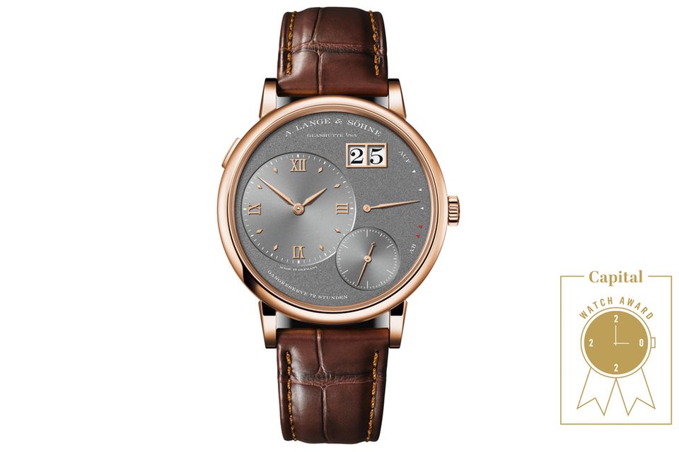 Grosse Lange 1  WAS DIESE UHR BESONDERS AUSZEICHNET: Diese neue Generation der legendären Uhr, die 2003 Premiere hatte, verfügt über ein elegantes grau gekörntes Zifferblatt und ein auf 8,2 Millimeter in der Höhe reduziertes Gehäuse. Das Werk vereint 397 Teile auf gerade einmal 4,7 mm Höhe und erreicht trotz nur eines Federhauses stolze 72 Stunden Gangreserve. Die roségoldenen Appliken und Zeiger sorgen für optische Harmonie und gute Ablesbarkeit.  BASISDATEN (AUSZUG): Kaliber L095.1 (Werk), 18 Karat Rotgold (Gehäuse), graues Zifferblatt aus massivem Silber, 41 mm Durchmesser, wasserdicht bis 30 m, 72 Stunden Gangreserve, Armband aus Alligatorleder.  PREIS: 48.000 Euro. 