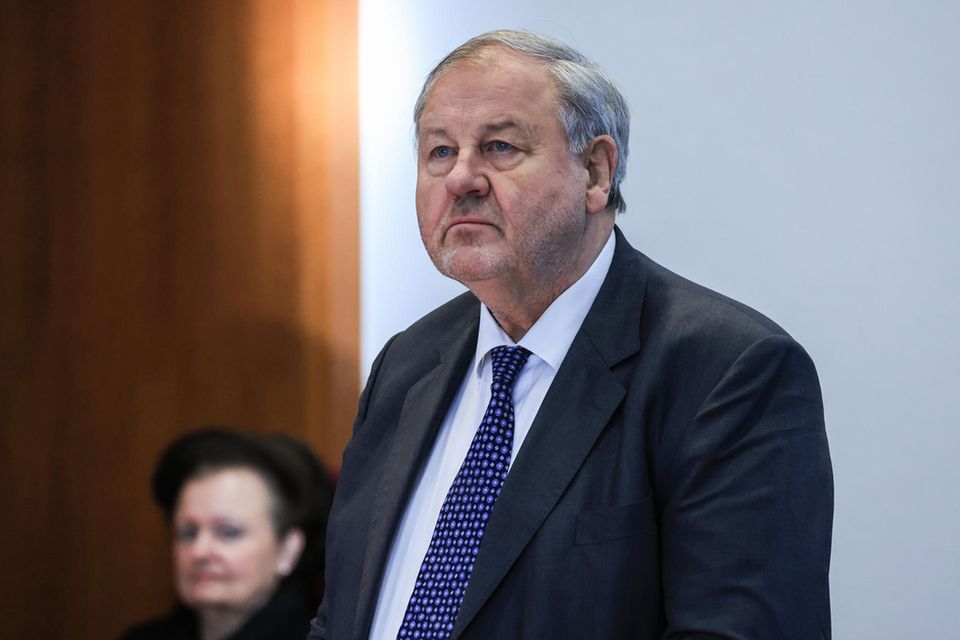 Steueranwalt Hanno Berger steht vor der Urteilsverkündung im Gerichtssaal