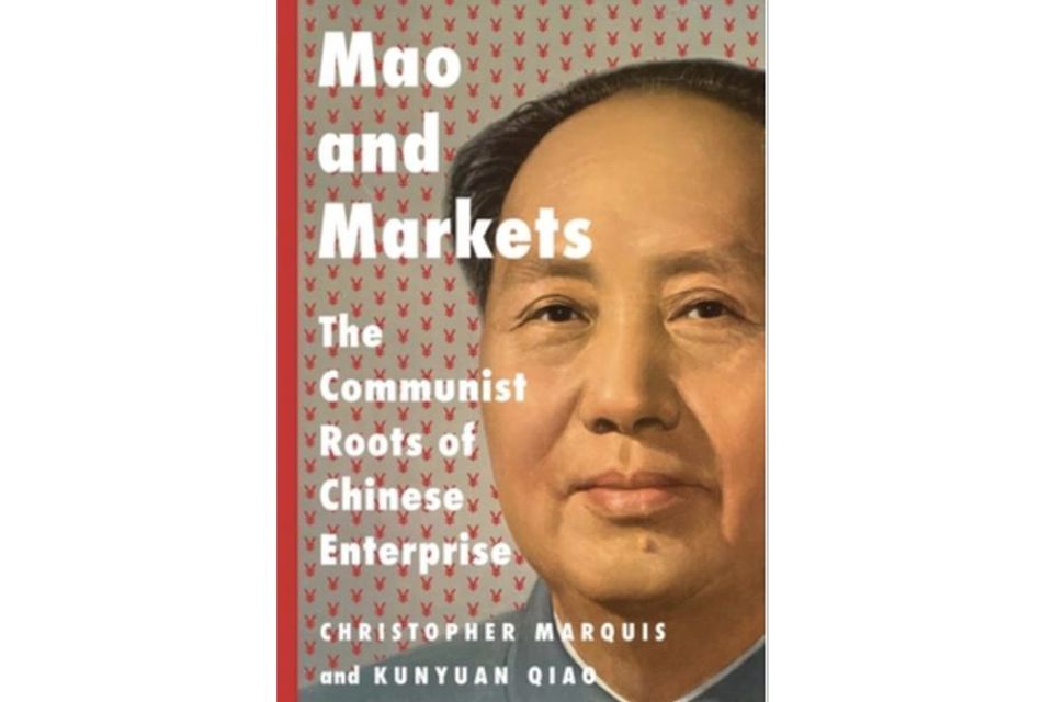 von Christopher Marquis und Kunyuan Qiao  Lange dachte man im Westen, dass mit der freien Marktwirtschaft auch die Demokratie in China Einzug halten würde. Xi Jinpings Machtkonsolidierung hat diese Hoffnungen mit einem Schlag zunichte gemacht. Das war schon immer naiv, glauben die Autoren Christopher Marquis und Kunyuan Qiao. Denn die maoistischen Ideen leben nicht nur in der Partei, sondern auch in den Unternehmen Chinas fort.   Yale University Press - 31,88 Euro