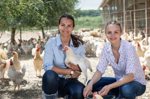 Annalina Behrens, 34, Leonie Behrens, 32 (r.)