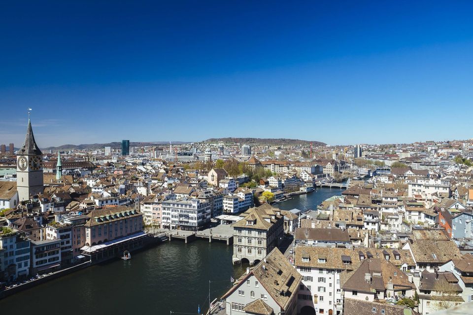 Ein Arbeitsleben von im Schnitt 42,3 Jahren bedeutete in dem Ranking Platz drei für die Schweiz (Männer: 44,2 Jahre, Frauen: 40,2 Jahre). Die Dauer des Arbeitslebens war seit 2001 in der EU ständig länger geworden. Die Pandemie sorgte 2020 für den ersten Rückgang. 2021 aber lag der Wert laut Eurostat wieder auf dem Vorkrisenniveau.