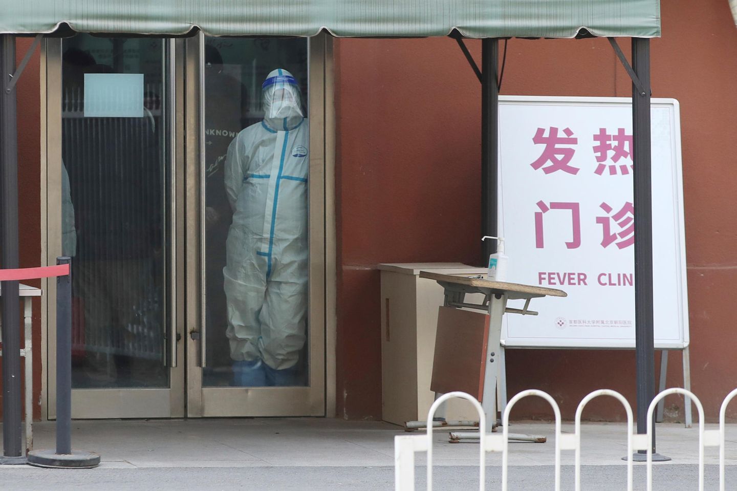 Eingang zu einer Fieberklinik in Peking