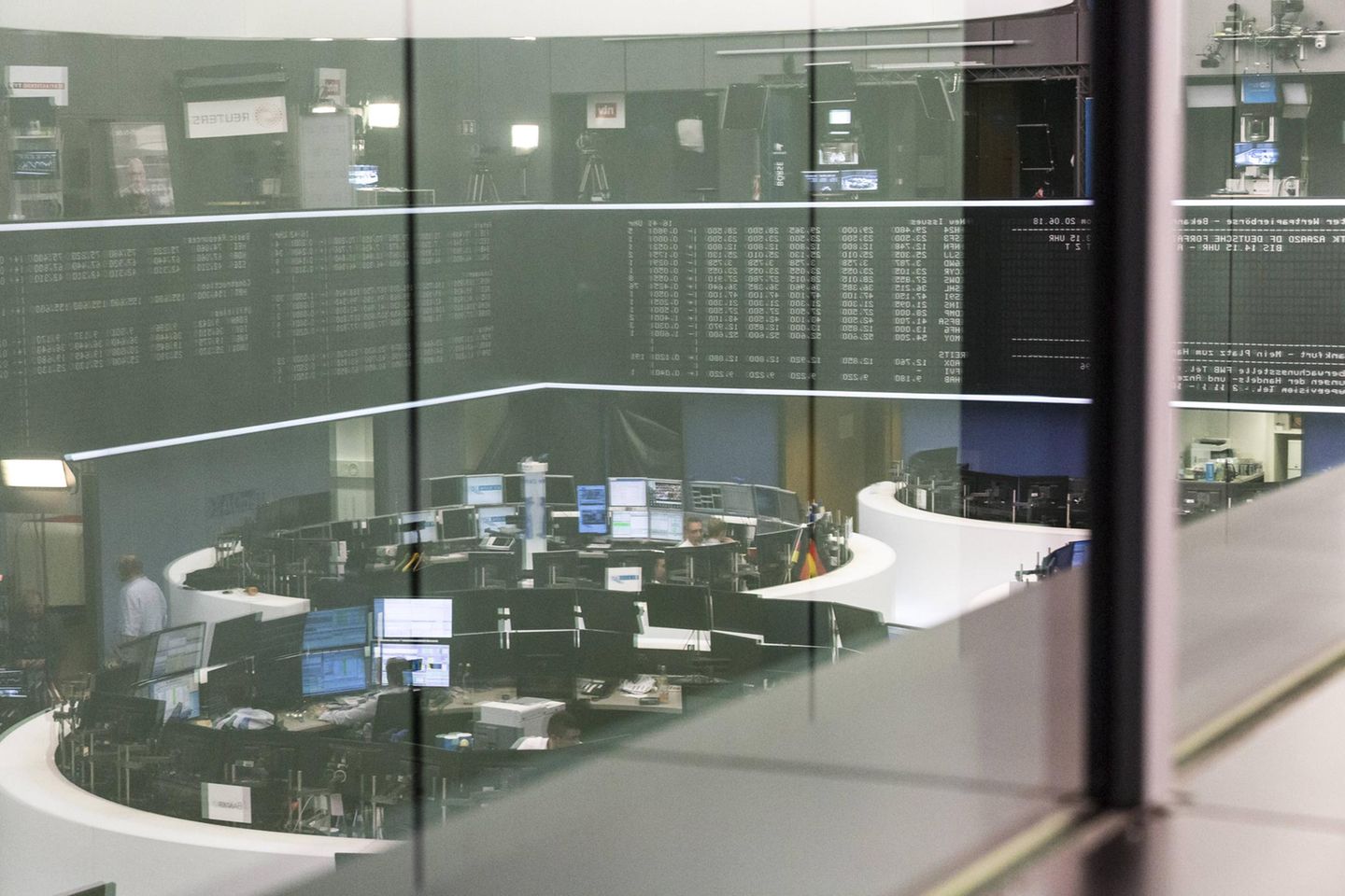 Anzeigetafel mit Aktienwerten in einer Glasscheibenspiegelung im Handelsraum der Frankfurter Börse