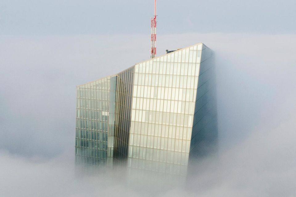 Die Spitze des EZB-Gebäudes ragt aus den Wolken