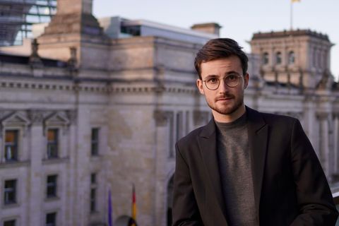 Maurice Höfgen arbeitet als wissenschaftlicher Mitarbeiter für den Linken-Bundestagsabgeordneten Christian Görke. Bekannt wurde er etwa durch seine aktive Rolle im Ökonomenstreit auf Twitter