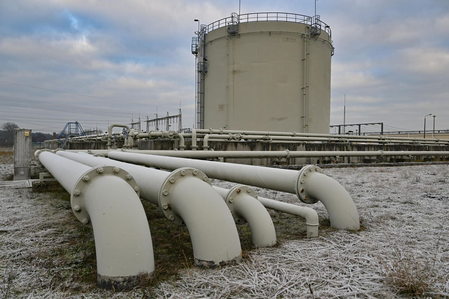 Ein Tankbehälter auf dem Gelände des Gasturbinenkraftwerks des Energiekonzerns LEAG