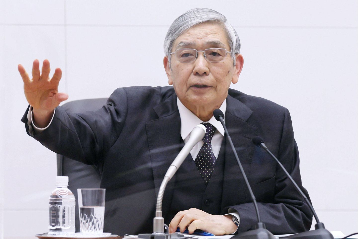 Der Gouverneur der Bank of Japan Haruhiko Kuroda spricht auf einer Pressekonferenz