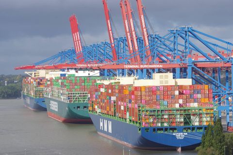 Container im Hamburger Hafen. Ab dem kommenden Jahr müssen viele Unternehmen ihre Lieferketten deutlich strenger überwachen