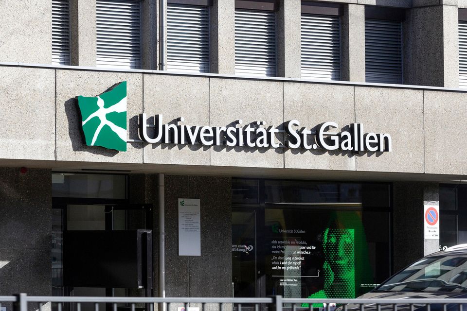 Die Universität St. Gallen konnte hingegen 2022 im „Masters in Management“-Ranking der FT Platz eins vorweisen. Sie verbesserte sich im Vergleich zum Vorjahr um einen Platz und belegte Rang fünf der besten europäischen Wirtschaftshochschulen 2022.