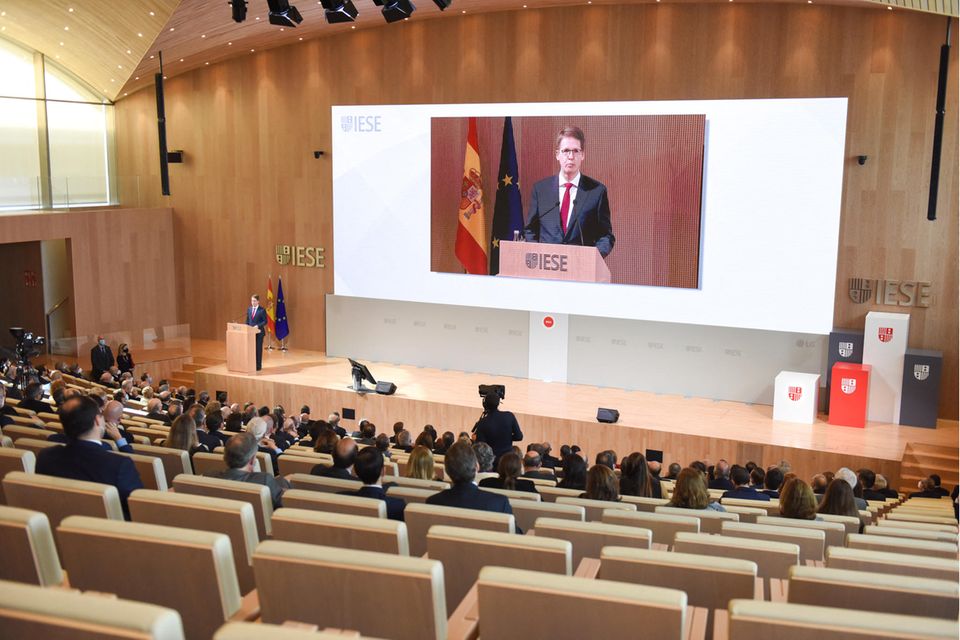 Drei Plätze nach unten ging es hingegen für die Iese Business School. Die Bildungseinrichtung mit Campussen in Spanien und den USA schnitt zwar in vier der fünf Kategorien mit den Plätzen zwei bis fünf sehr gut ab. Allerdings hatte sie sich zuletzt nicht im FT-Ranking „Masters in Management“ platziert.