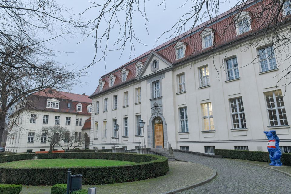 #1 ESCP Business School Die ESCP Business School erwies sich unter den laut FT aktuell zehn besten Wirtschaftshochschulen Europas als der Überflieger. Die französische Wirtschaftshochschule mit Standorten in Frankreich, Deutschland, Italien, Polen, Spanien und dem Vereinigten Königreich verbesserte sich vom 14. auf den dritten Platz und eroberte damit Platz eins in Deutschland. Ihr gelangen die besten Einzelplatzierungen mit Rang drei im „Executive MBA“-Ranking und Platz fünf beim „Masters in Management“-Ranking.