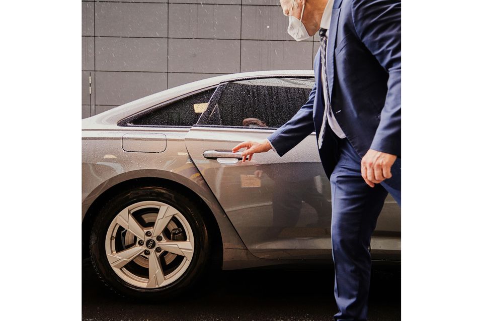 11.00 Uhr: Garijo fährt fast immer im Dienstwagen, selbst um die Ecke; ihre Tage sind eng getaktet, stets drängt die Zeit. Nun geht es ins Innovation Center, Mercks Vorzeigelab. Es ist eine Ideenschmiede, die sich das Unternehmen zum 350. Jubiläum gegönnt hat. Heute ein besonderer Termin: Belén trifft ukrainische Mitarbeiterinnen.