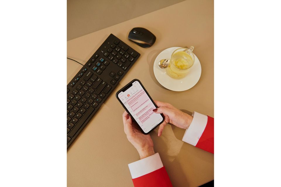 8.33 Uhr: Belén Garijo erreicht die Firmenzentrale von Merck. Die Chefin lebt in Frankfurt, auf der kurzen Fahrt nach Darmstadt telefoniert sie und regelt Dringendes über Whatsapp. Im Büro gibt’s frischen Ingwertee mit Zitrone, das Morgenritual der 61-Jährigen; einen Espresso hatte sie schon zu Hause.