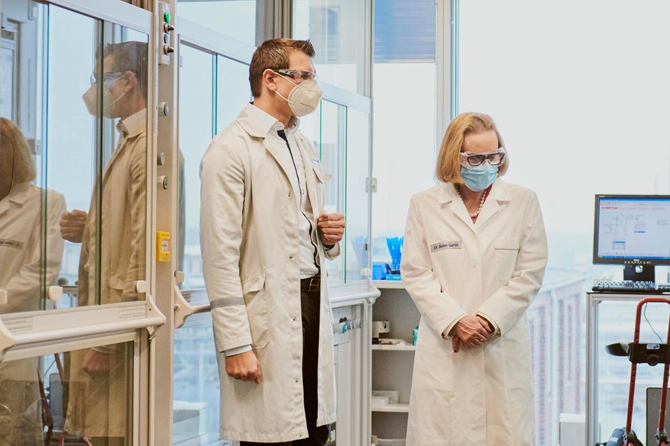 10.30 Uhr: Der Merck-Laborleiter erklärt, wie die Pilotversuche laufen. Belén ist studierte Ärztin und hat selbst lange in der Forschung gearbeitet. Gespräche mit Wissenschaftlern sind ihr wichtig, sie reserviert sich Zeit dafür. Der Aufstieg an die Spitze von Merck gelang ihr wegen ihrer Erfolge in der Pharmasparte, die sie ab 2015 leitete.
