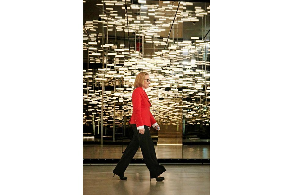 12.15 Uhr: Auf dem Weg zurück ins Büro führt Garijo durch eine Lichtinstallation aus Hunderten Paneelen, die im Raum schweben. Wände und Schiebetüren sind verspiegelt. Mit jedem Schritt ändern sich Licht und Klänge. Es wurden OLED-Module mit einem blendfreien, warmen Licht verbaut. Merck ist Technologieführer im Display-Bereich.