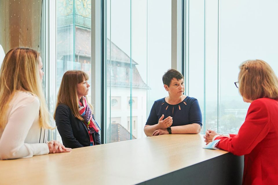 11.15 Uhr: „How are your families?“, fragt Garijo die Ukrainerinnen, die schon länger bei Merck in Darmstadt sind. Alle drei sorgen sich um ihre Verwandten, sie hören Bombeneinschläge, wenn sie telefonieren. Das Team hat eine Spendenaktion unter den Mitarbeitern organisiert. Merck hat 3 Mio. Euro gestiftet.