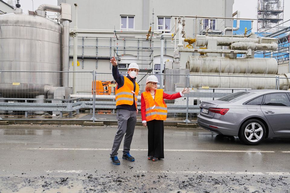 11.50 Uhr: Die Baustelle liegt im Plan. Läuft es gut, könnte die neue Membranfabrik Ende des Jahres in den Probebetrieb gehen. 140 Mio. Euro steckt Merck hinein, rund 55 Arbeitsplätze entstehen. Membrane werden etwa in Filtern für die biopharmazeutische Produktion eingesetzt. Mit der eigenen Herstellung macht sich Merck unabhängig.