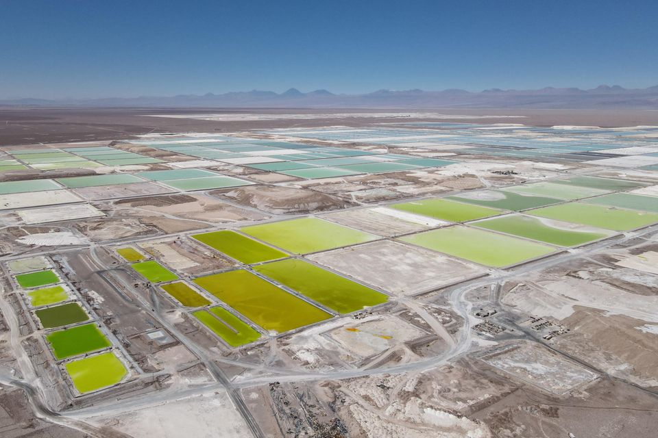 Vor allem Lithium und Kobalt sind wichtige Rohstoffe für die Batterien von Elektrofahrzeugen. Diese benötigen für ihre Herstellung mehr Technologiemetalle als Benziner. Chile hält den größten Anteil am Markt für Lithiumkarbonat aus Solen, wie sie z.B. im Salar von Atacama (im Bild) entstehen. Die EU deckt ihren Bedarf an diesem kritischen Rohstoff zu 78 Prozent in dem Andenstaat und hat eine Modernisierung des 20 Jahre alten Handelsvertrags vereinbart. Australien wiederum dominiert die Produktion und die Ausfuhr von Lithiummineralien aus Hartgestein. Große Lithiumreserven befinden sich auch in China und Argentinien. Peking baut aber in Lateinamerika seine Position über Direktinvestitionen seit 2010 stark aus. Allein Chile birgt knapp 42 Prozent der vermuteten weltweiten Lithiumreserven, Argentinien etwa zehn Prozent.