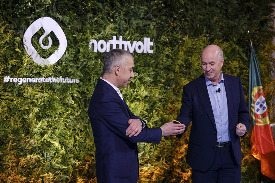 Vom Hafen Setubal soll künftig neben VW-Autos auch "weißes Gold" verschifft werden. Der Preis von Lithium hat sich im letzten Jahr vervierfacht. Portugals Energieunternehmen Galp erkundet in Mina do Barroso die nach eigenen Angaben größte Lithium-Mine Europas. Etwa 145 km nordöstlich von Porto soll auch Europas größte Umwandlungsanlage entstehen. Ein mit der schwedischen Batteriespeicherfirma Northvolt gegründetes Joint Venture Aurora soll 2026 mit jährlich 35.000 Tonnen Lithiumhydroxid starten – genug für Batterien von etwa 700.000 Elektrofahrzeugen. Lithium-Vorkommen und Potentiale finden sich laut BGR auch in Spanien, Deutschland, Finnland, Österreich, Tschechien und Frankreich – zudem in Nachbarländern wie Serbien, Bosnien und Ukraine.