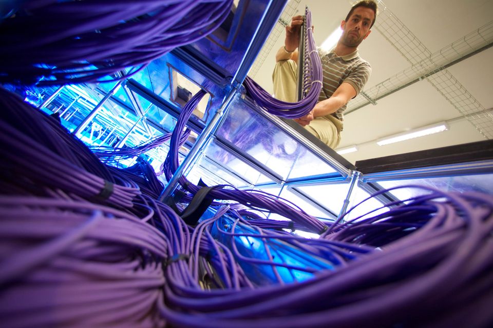 Ohne eine ganze Latte kritischer Rohstoffe könnten unzählige Technologien in Industrie, Kommunikation oder Speichermedien keine Innovationen hervorbringen. Die Deutsche Rohstoffagentur (DERA) in der Bundesanstalt für Geowissenschaften und Rohstoffe (BGR) analysiert alle zwei Jahre die Angebotskonzentration und das Länderrisiko der Produktion zahlreicher mineralischer Rohstoffe und deren Zwischenprodukte verschiedener Wertschöpfungsstufen. 2021 bestanden für 21 Bergwerksprodukte, 19 Raffinadeprodukte und 92 Handelsprodukte „erhöhte Preis- und Lieferrisiken“. Am Horizont 2040 wird der Bedarf an Rohstoffen für 33 Schlüssel- und Zukunftstechnologien“ durch die Megatrends Dekarbonisierung und Digitalisierung bei insgesamt elf Metallen deutlich über dem heutigen Produktionsstand liegen.