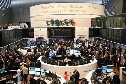 Menschen auf dem Parkett der Frankfurter Börse