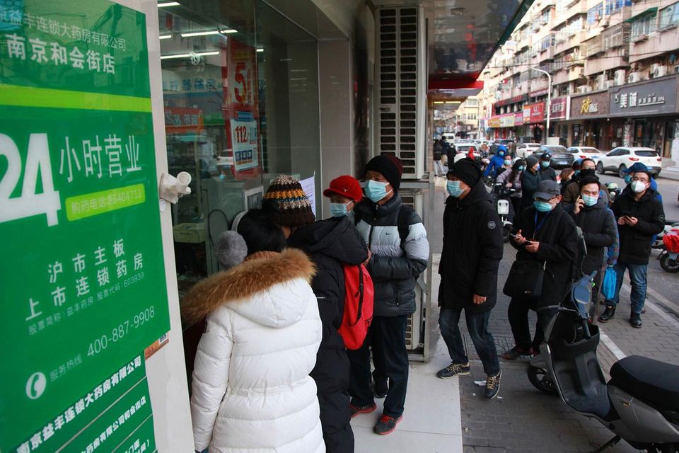 In Peking stehen Menschen Schlange. Fiebersenkende Medikamente und Schmerzmittel sollen knapp werden.