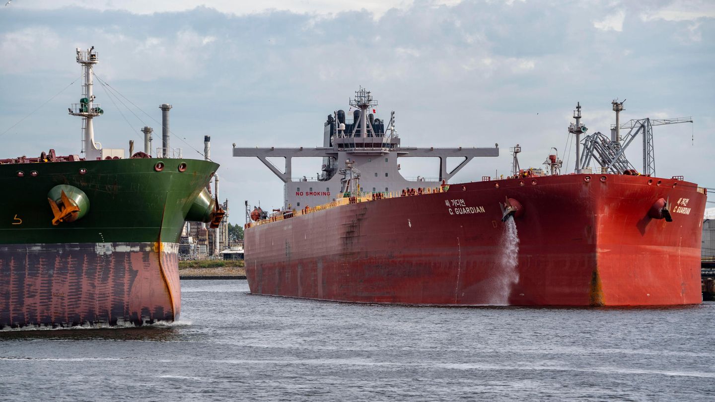 Oil Embargo: One in four tankers carrying Russian oil is insured in the West