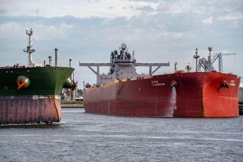 Großtanker im Ölverladehafen Shell Terminal Europoort in Rotterdam im Juli 2022. Die EU hat russisches Rohöl mit einem Embargo belegt.