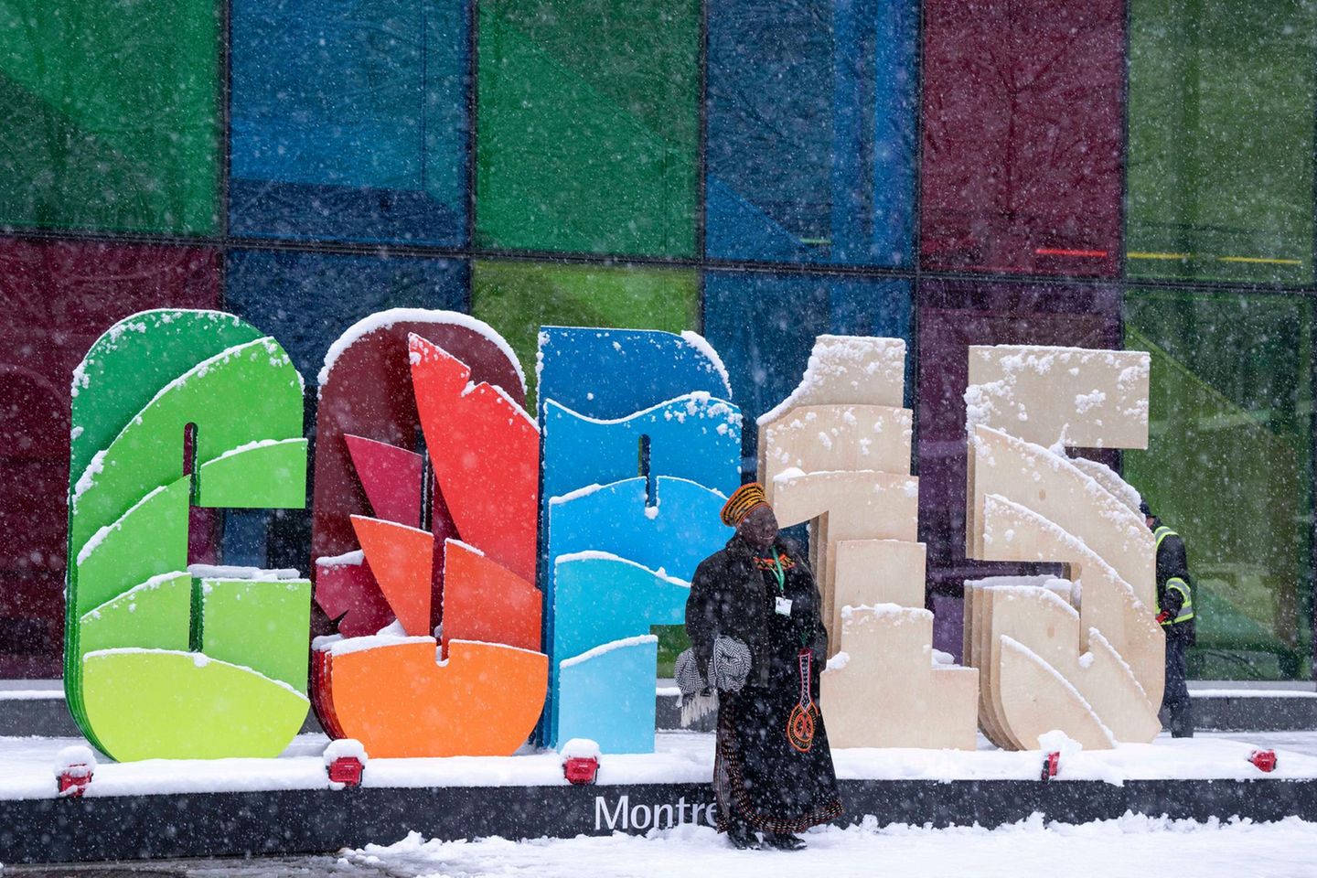 Ein Delegierter der Weltnaturkonferenz in Montreal posiert im Schneetreiben für einen Schnappschuss