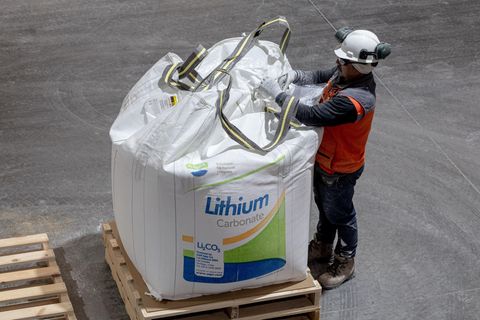 Ein Arbeiter überprüft in Antofagasta, Chile, Säcke mit Lithiumkarbonatpulver