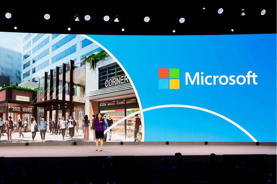 Überflieger des Rankings war Microsoft. Interbrand bescheinigte dem Softwarehersteller ein Plus von 32 Prozent. Microsoft kam auf 278,3 Mrd. Dollar und konnte damit Amazon mit knappem Vorsprung von Platz drei verdrängen. Ein Wachstum von 32 Prozent gelang in den Top 100 laut dem Bericht nur noch Tesla (Platz zwölf) und Chanel (Platz 22). Dennoch blieb der Abstand der Nummer zwei zum Spitzenreiter gigantisch.