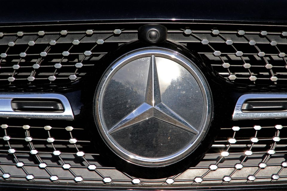 Mercedes-Benz behauptete sich erneut als einzige deutschen Marke in den globalen Top 10. Der Wert des Sterns stieg laut den New Yorker Analysten um zehn Prozent auf 56,1 Mrd. Dollar. Der Marktwert wurde anhand von Verkaufszahlen, Kundenbindung und Einfluss der Marke auf die Kaufentscheidung kalkuliert und basiert auf Daten von Juni bis September 2022.
