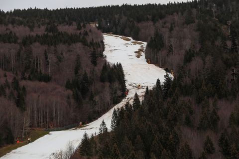 Arge Probleme bereitet der Schneemangel vor allem Skigebieten in Höhenlagen unter 1500 Meter. Im Bild eine ramponierte Piste im oberösterreichischen Mühlviertel