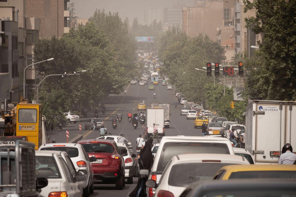 Sehr große und/oder hoch entwickelte Länder dominieren die Top 10 der größten CO2-Verursacher. Eine Ausnahme bildete der Iran auf Platz sechs. Der Iran zählte zuletzt rund 89 Millionen Einwohner (Platz 17) und verursachte 1,9 Prozent der weltweiten CO2-Emissionen. Laut der Weltbank haben sich die CO2-Mengen pro Kopf dort seit 1990 mehr als verdreifacht. Zu den wichtigsten Wirtschaftszweigen des international sanktionierten Landes gehören Öl, Gas und Petrochemie.