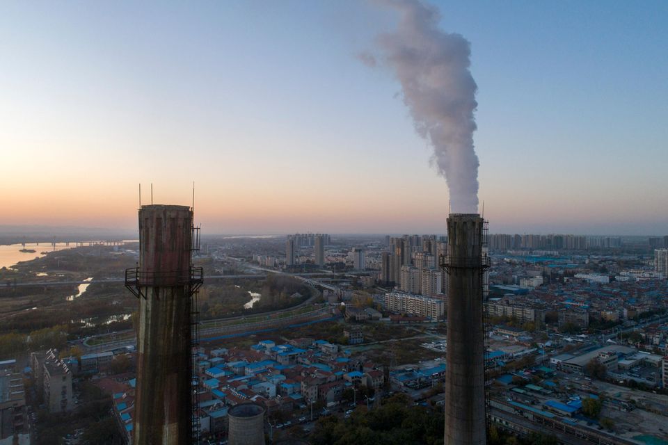 Summiert man die CO2-Bilanz aller Staaten jenseits der Top 10, liegt der Wert immer noch unter dem Ergebnis Chinas. Die Volksrepublik war laut Statista 2021 für 32,9 Prozent des globalen CO2-Ausstoßes verantwortlich. Sie kam zusammen mit den USA und Indien auf etwa die Hälfte der weltweiten Emissionen.